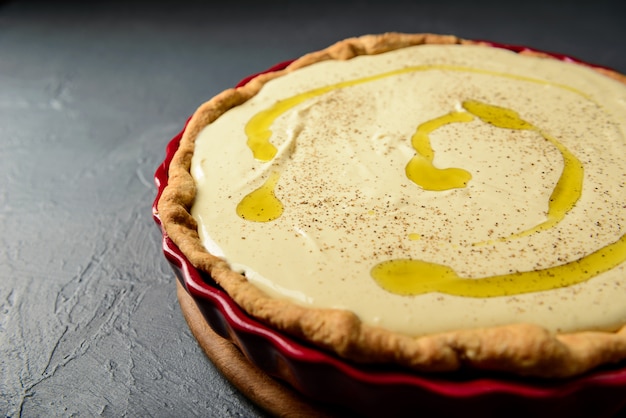 Крупным планом фото пирог с тестом и оливковым маслом
