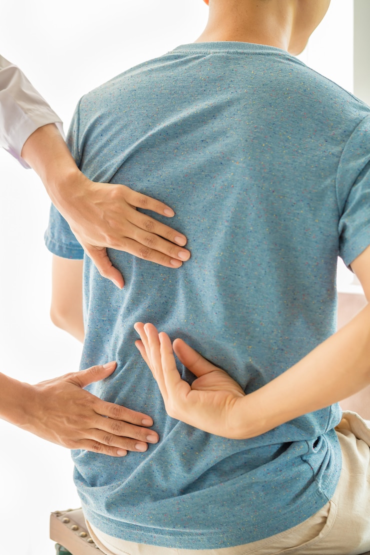 Free Photo close up of physiotherapist working with patient in clinic