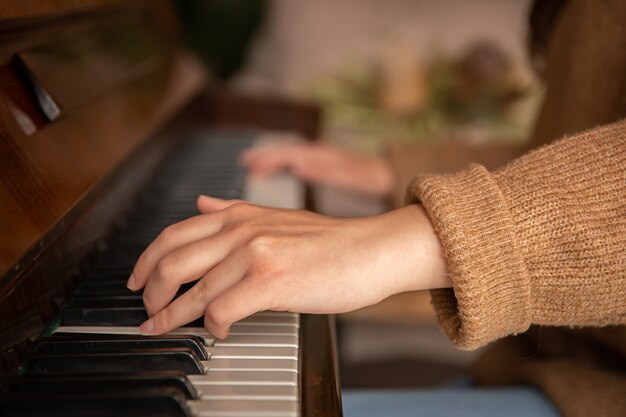 피아노 건반에 있는 피아니스트의 손, 피아노를 연주하는 여성 손의 클로즈업.
