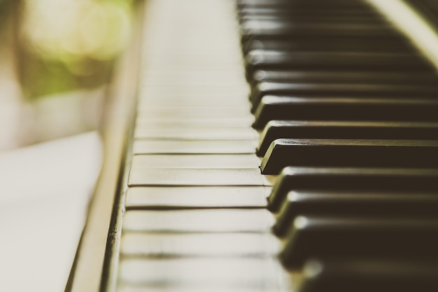 Крупный план фортепианной клавиатуры