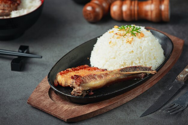 Крупным планом изображение жареной свинины и вареного риса