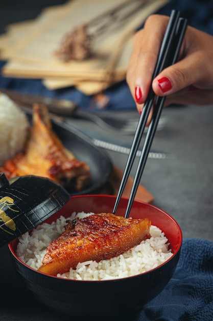 ローストポークとご飯のクローズアップ写真