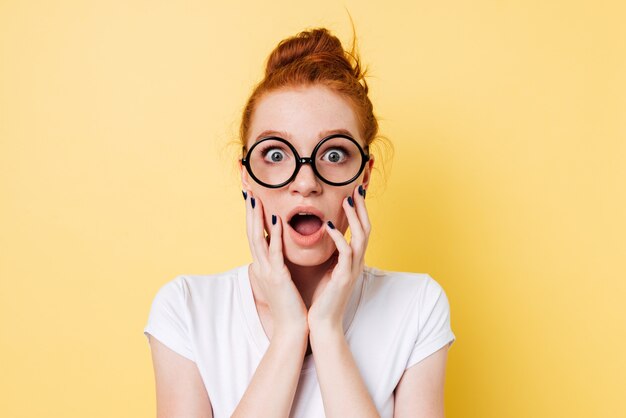 Free photo close up picture of shocked ginger woman in eyeglasses