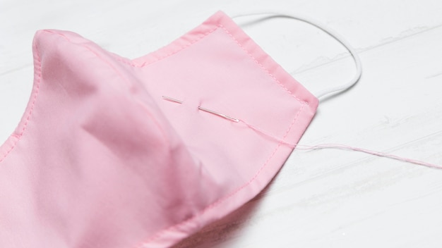 Маска из розовой ткани крупным планом