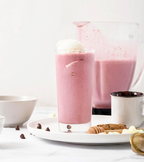 Крупным планом розовый молочный коктейль
