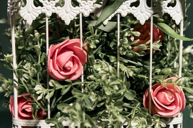 Крупным планом розовые розы в клетке