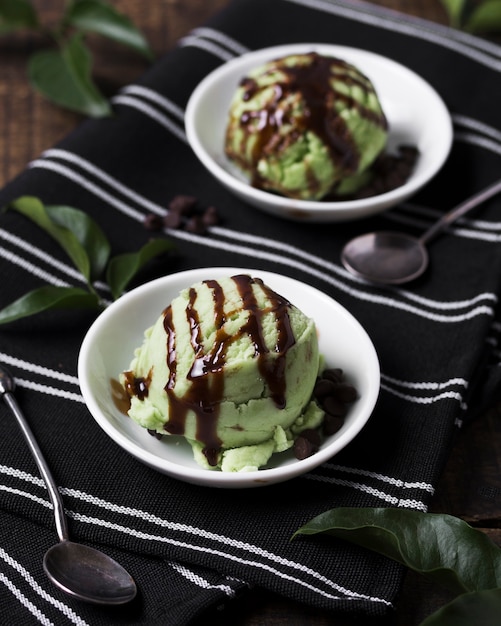 Foto gratuita gelato al pistacchio di close-up con topping al cioccolato