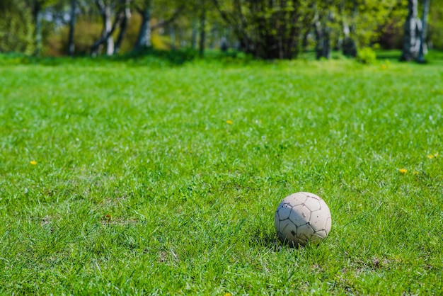 Крупный план поля с футбольным мячом