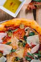 Foto gratuita pizza close-up vicino a salsa e pancetta