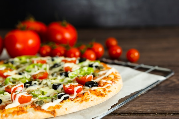 Foto gratuita close-up di pizza e pomodori