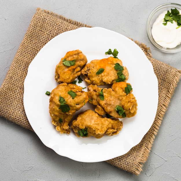 Foto gratuita piatto del primo piano con le pepite di pollo