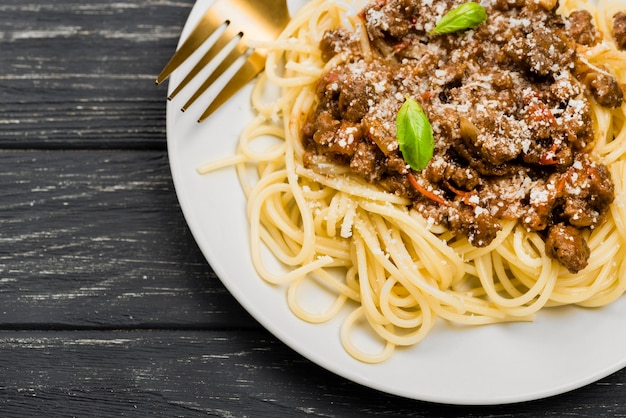 Piatto primo piano con spaghetii alla bolognese