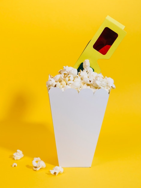 Scatola del popcorn del primo piano con i vetri 3d