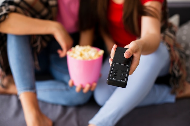 Foto gratuita tempo popcorn primo piano e tv