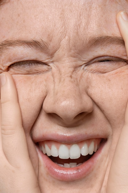 Foto gratuita primo piano sui pori sul viso della donna