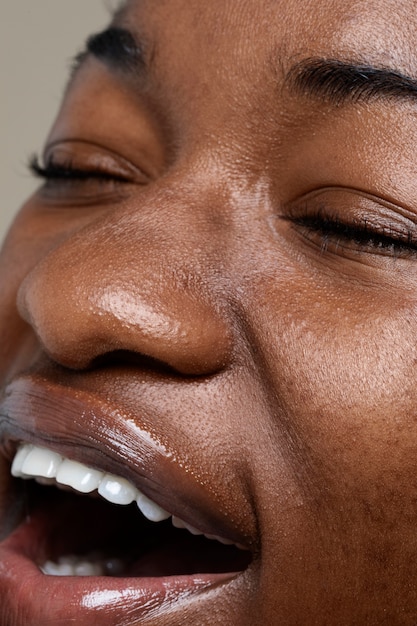 Foto gratuita primo piano sui pori sul viso della donna