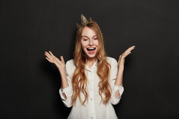 Free photo close up portrait of adorable girl with golden crown