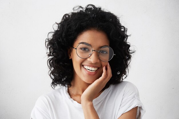 Макро портрет афро-американской женщины с темными вьющимися густыми волосами в очках