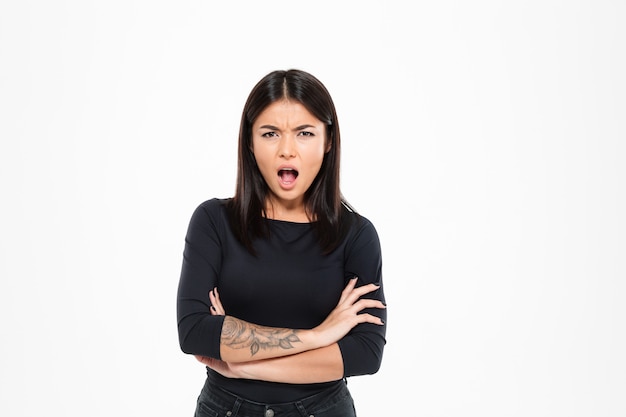 Free photo close-up portrait of angry asian woman screaming and standing with crossed hands