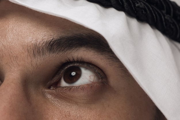 Крупным планом портрет арабского саудовского бизнесмена на темно-синем