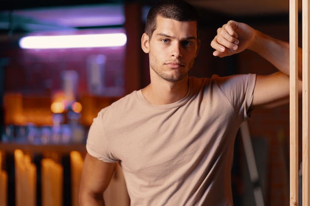 Free photo close-up portrait of attractive male model. young handsome man in a bar