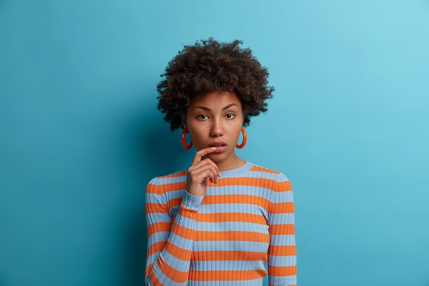 Free photo close up portrait of an attractive young woman isolated