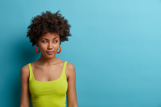 Free photo close up portrait of an attractive young woman isolated