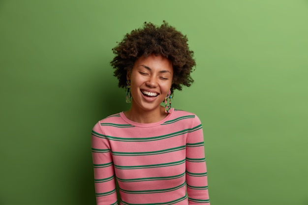 Free photo close up portrait of an attractive young woman isolated