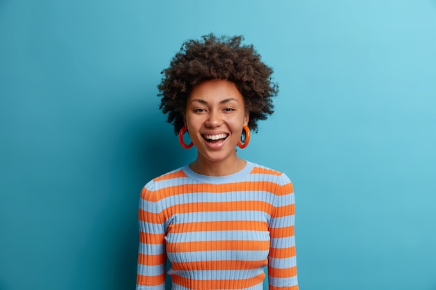 Free photo close up portrait of an attractive young woman isolated