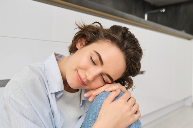 Free photo close up portrait of beautiful tender young woman smiling looking at camera sitting in cozy pose on