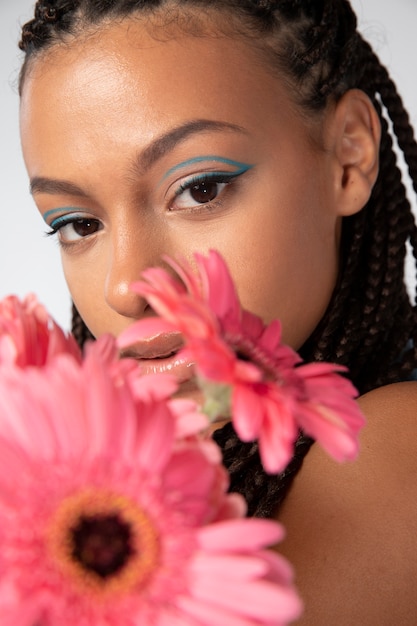 Foto gratuita primo piano ritratto di bella donna con fiori