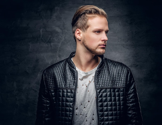 Free photo close up portrait of blond bearded male dressed in a black leather jacket.