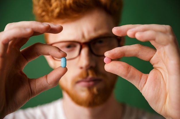 Foto gratuita chiuda sul ritratto di un uomo concentrato di redhead