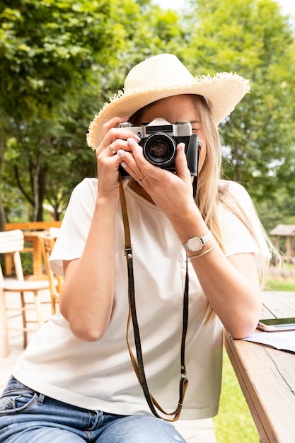 写真を撮る女の子のクローズアップの肖像画