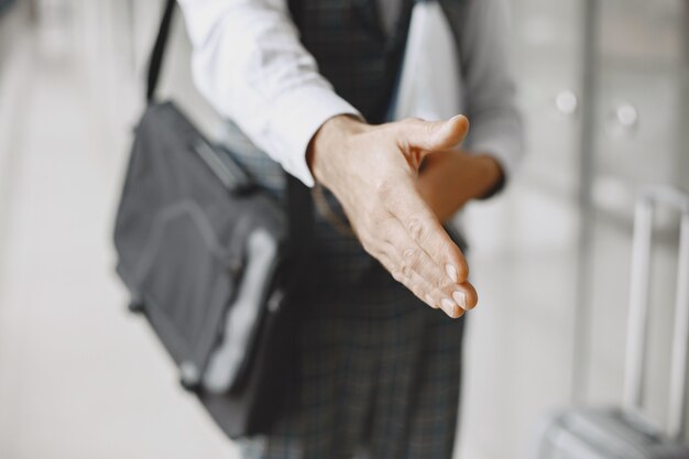 웃는 구식 남자의 초상화를 닫습니다. 사무실에서 우아한 남자입니다. 문서와 수석입니다.