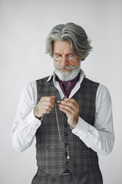 Free photo close up portrait of grinning old-fashioned man. grandfather with a clock.