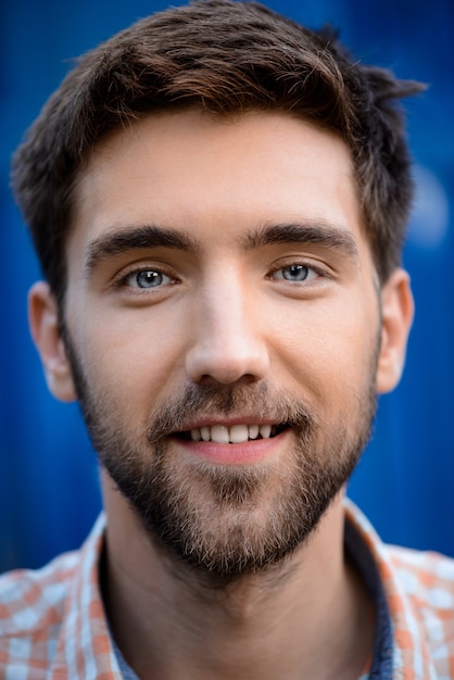 Free photo close up portrait of handsome man smiling