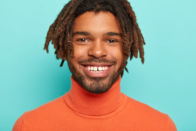행복 한 평온한 남자의 초상화를 닫습니다 이빨 미소를 가지고 완벽한 하얀 치아를 보여주고 기쁘게 보입니다.