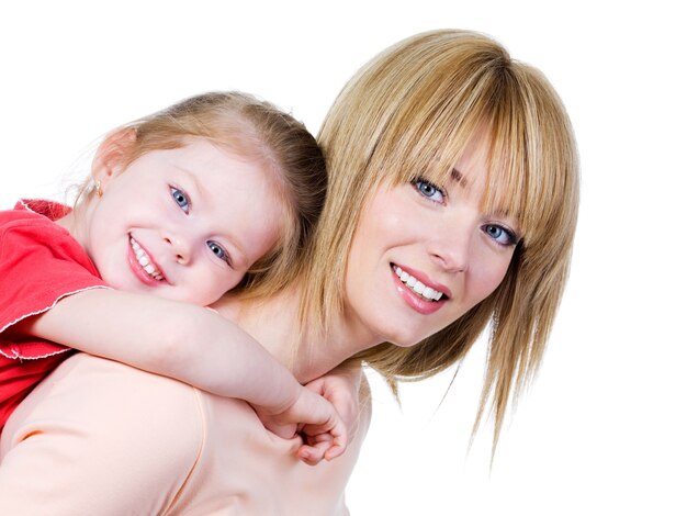 Крупным планом портрет счастливой веселой матери с маленькой дочкой - изолированные