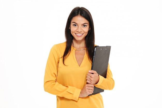 Foto gratuita ritratto del primo piano di riuscita donna di affari felice nella cartella gialla della tenuta della camicia con i documenti