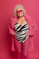 Free photo close up portrait of happy wrinkled fashionable granny