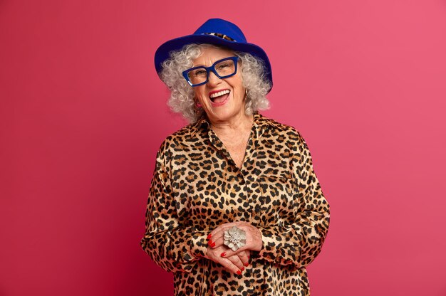 Крупным планом портрет счастливой морщинистой модной бабушки