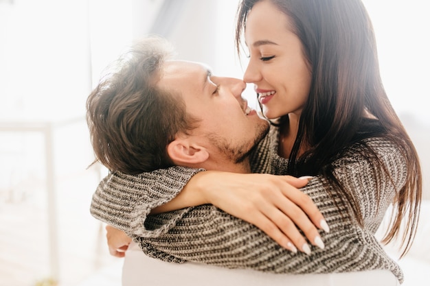 一緒に朝を過ごすキスカップルのクローズアップの肖像画