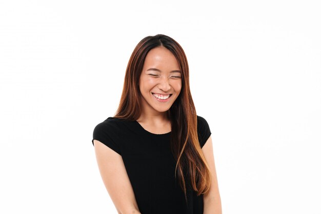 닫힌 된 눈을 가진 매력적인 아시아 여자 웃음의 클로즈 업 초상화는 흰색에 고립