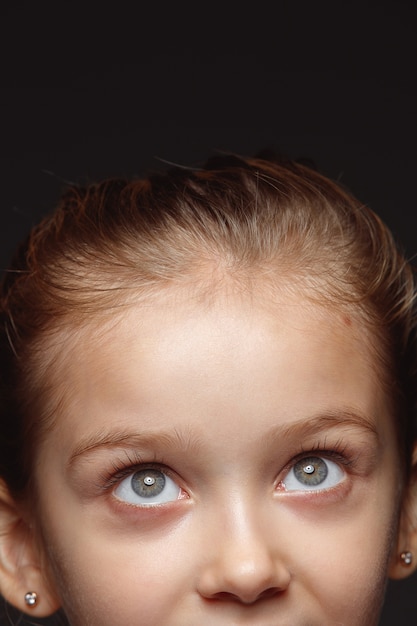 Free photo close up portrait of little and emotional caucasian girl. highly detail photoshoot of female model with well-kept skin and bright facial expression. concept of human emotions. dreamful looking up.