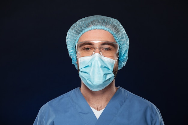 Крупным планом портрет мужского хирурга
