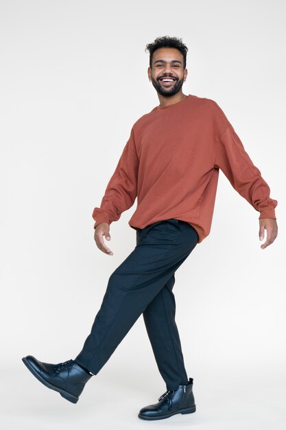 シャツのモックアップで男の肖像画をクローズアップ