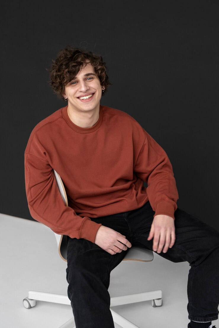 無料Photo シャツのモックアップで男の肖像画をクローズアップ