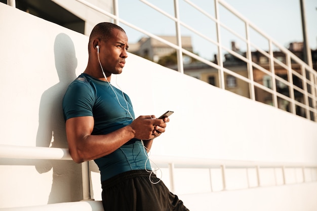 Free photo close up portrait of a muscular afro american sportsman