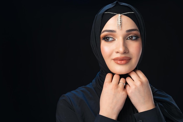히잡을 쓴 아름다운 이슬람 소녀의 초상화를 닫아라